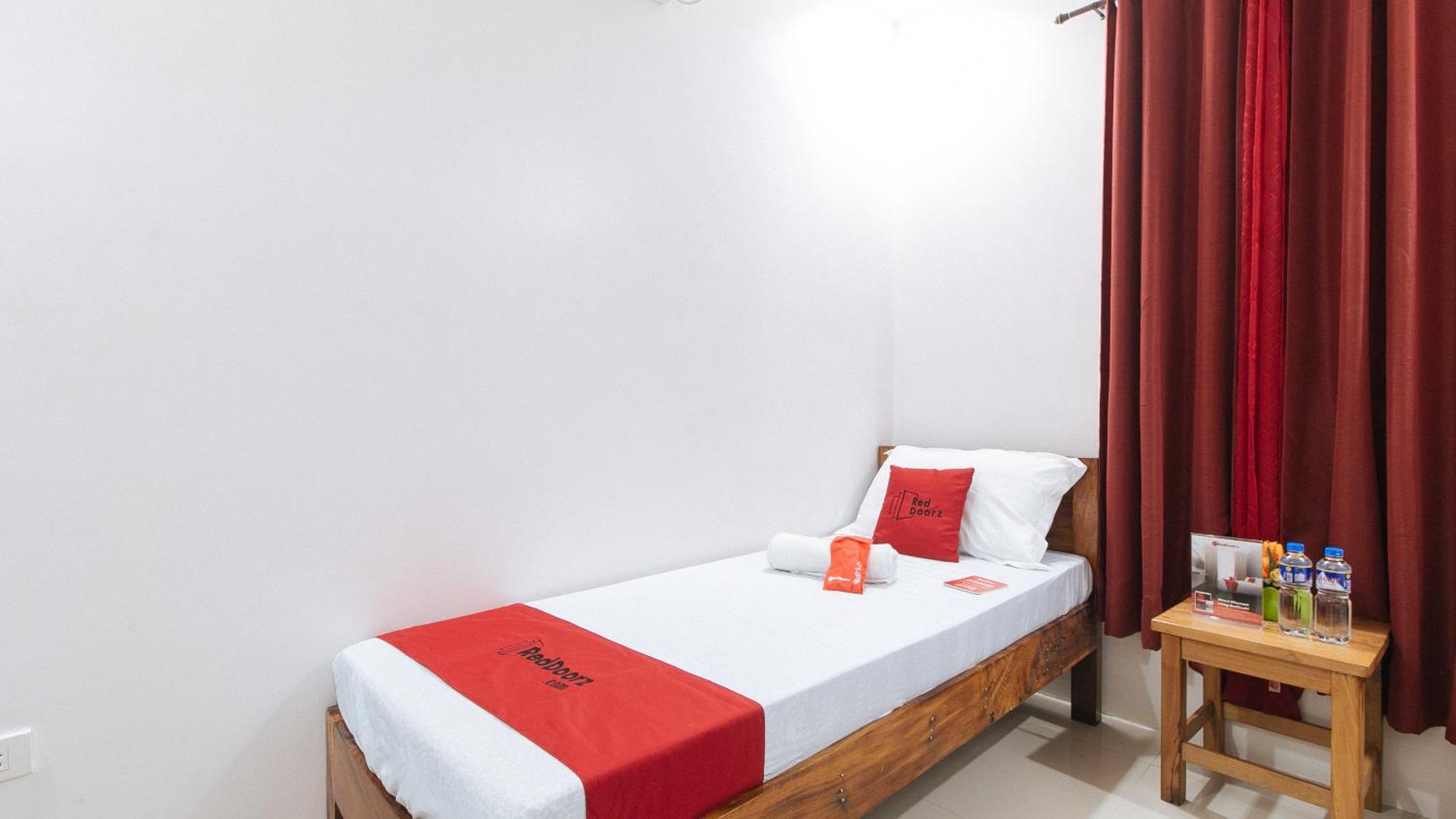 Reddoorz Plus @ Jollydays Hotel Nueva Ecija San Jose  外观 照片